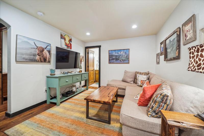 Silver Circle Lodge-5BR Breck Home with Hot Tub and Ski Views - image 19