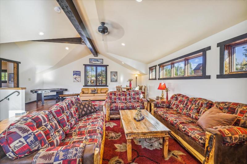 Silver Circle Lodge-5BR Breck Home with Hot Tub and Ski Views - image 12