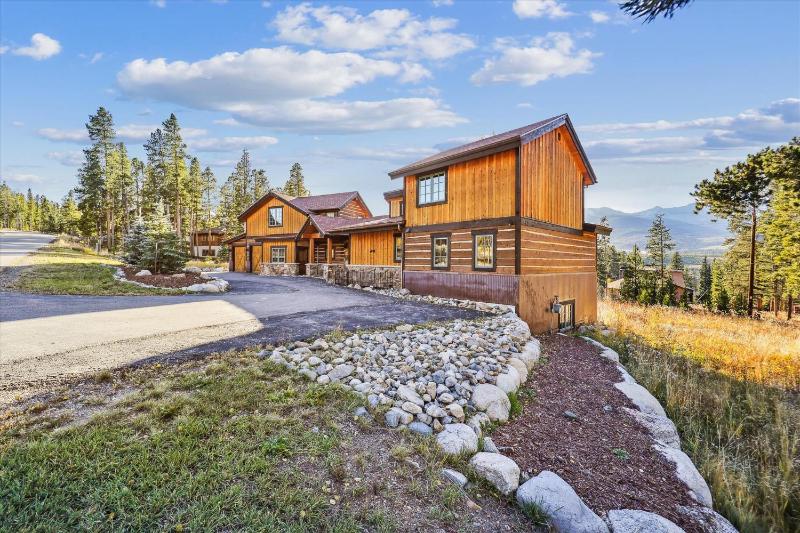 Silver Circle Lodge-5BR Breck Home with Hot Tub and Ski Views - image 2