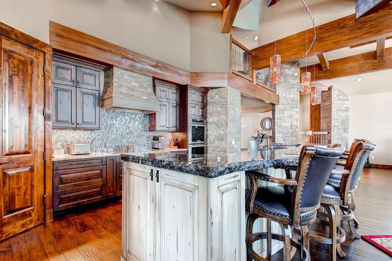 Slopeside Manor: Ski Access on Peak 8 Private Hot Tub Resort Amenities - image 38