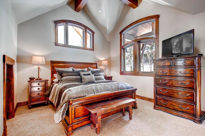Slopeside Manor: Ski Access on Peak 8 Private Hot Tub Resort Amenities - image 7
