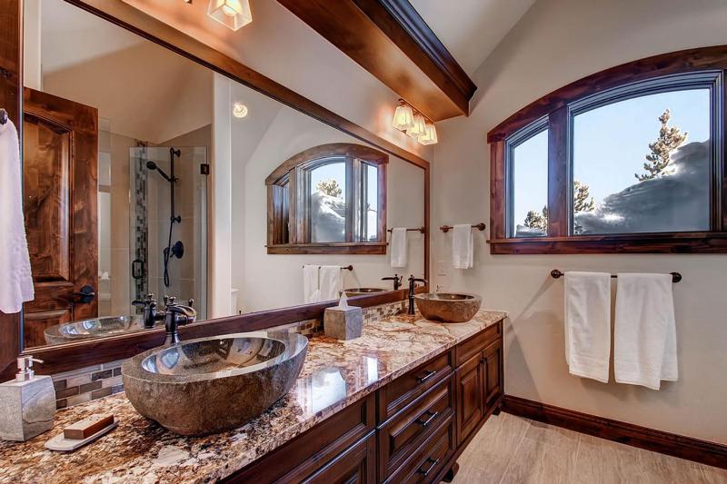 Slopeside Manor: Ski Access on Peak 8 Private Hot Tub Resort Amenities - image 31