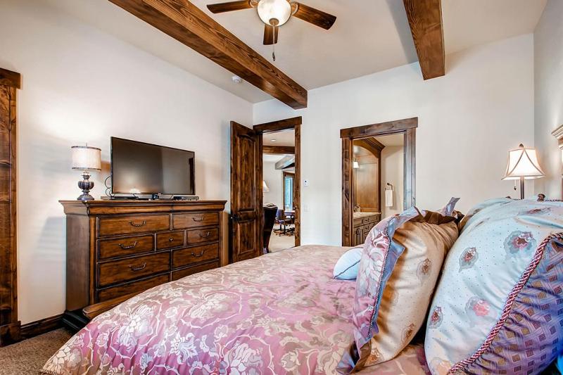 Slopeside Manor: Ski Access on Peak 8 Private Hot Tub Resort Amenities - image 45
