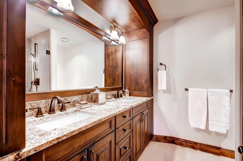Slopeside Manor: Ski Access on Peak 8 Private Hot Tub Resort Amenities - image 20
