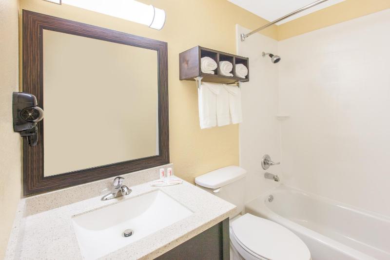 Queen Room with Two Queen Beds - First Floor - Non-Smoking image 3