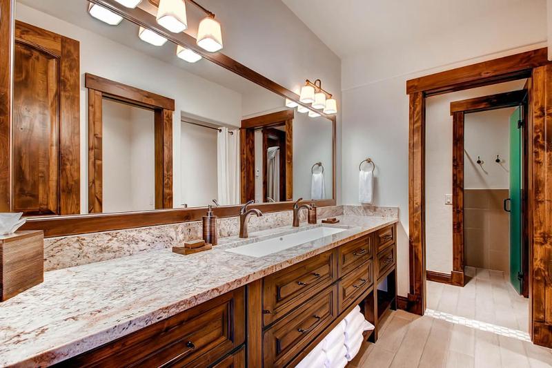 Slopeside Manor: Ski Access on Peak 8 Private Hot Tub Resort Amenities - image 44