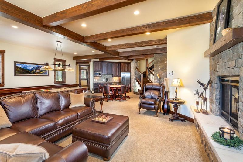 Slopeside Manor: Ski Access on Peak 8 Private Hot Tub Resort Amenities - image 5