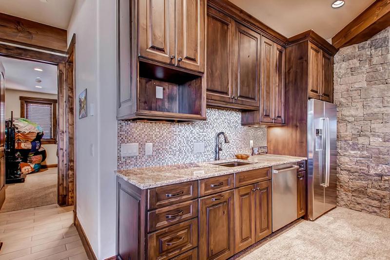 Slopeside Manor: Ski Access on Peak 8 Private Hot Tub Resort Amenities - image 16