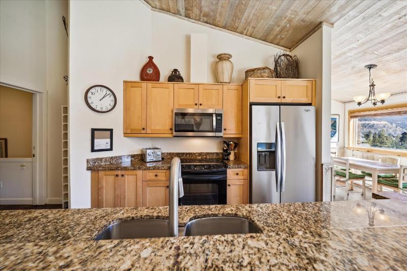 Snowflake Lookout: Ski In/Out Breckenridge Townhome with Hot Tub - image 4