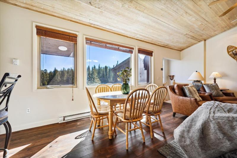Snowflake Lookout: Ski In/Out Breckenridge Townhome with Hot Tub - image 18
