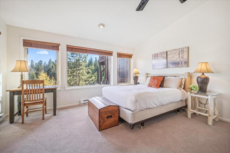 Snowflake Lookout: Ski In/Out Breckenridge Townhome with Hot Tub - image 43