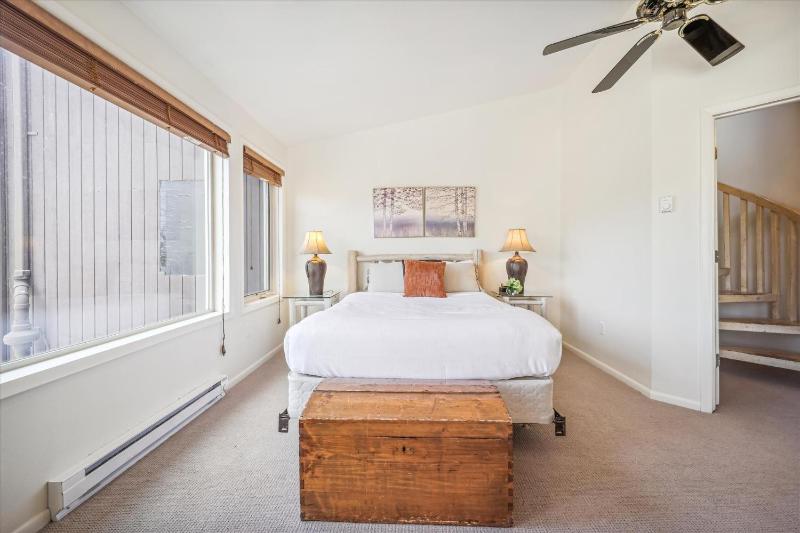 Snowflake Lookout: Ski In/Out Breckenridge Townhome with Hot Tub - image 29