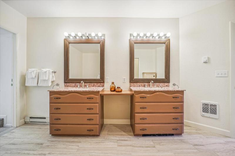 Snowflake Lookout: Ski In/Out Breckenridge Townhome with Hot Tub - image 49