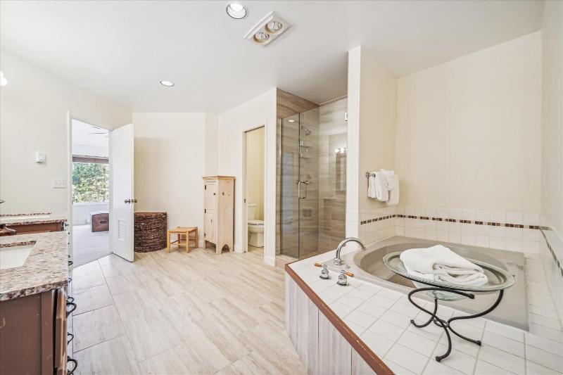 Snowflake Lookout: Ski In/Out Breckenridge Townhome with Hot Tub - image 48