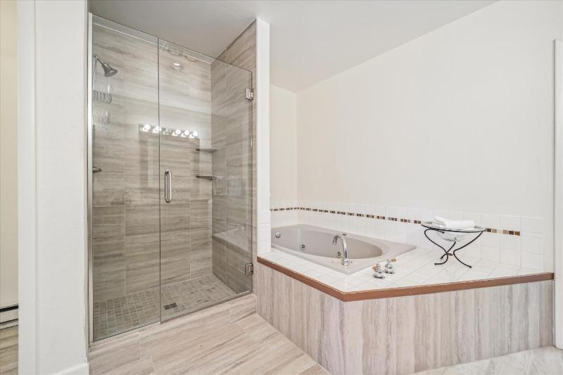 Snowflake Lookout: Ski In/Out Breckenridge Townhome with Hot Tub - image 39