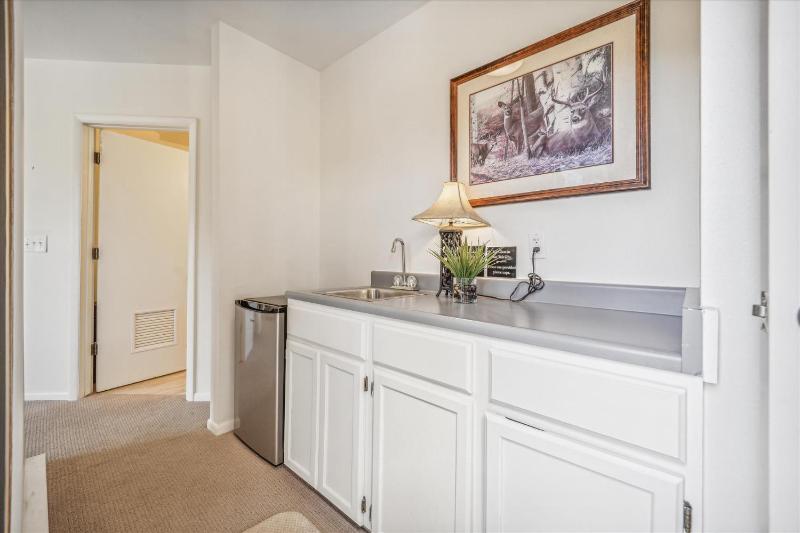 Snowflake Lookout: Ski In/Out Breckenridge Townhome with Hot Tub - image 24