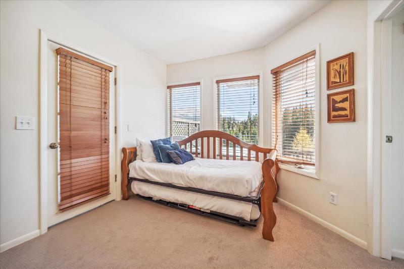 Snowflake Lookout: Ski In/Out Breckenridge Townhome with Hot Tub - image 17