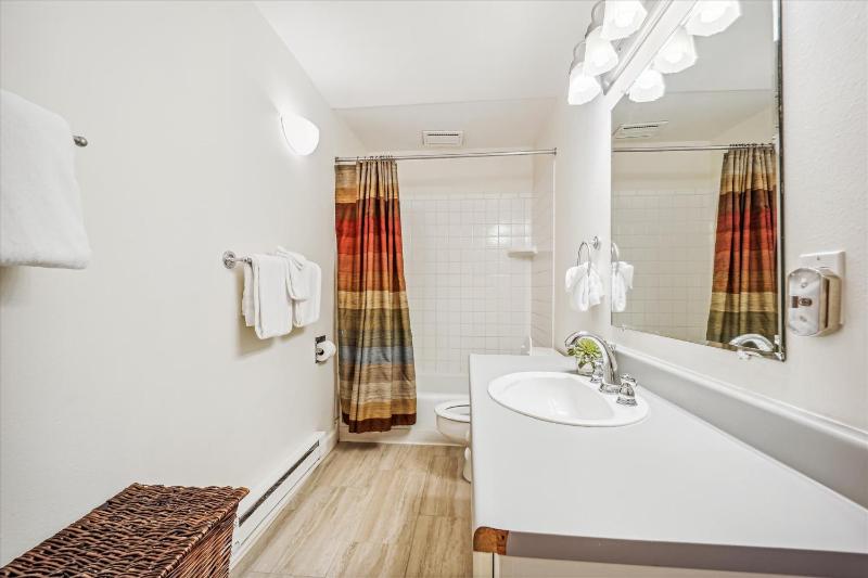 Snowflake Lookout: Ski In/Out Breckenridge Townhome with Hot Tub - image 26