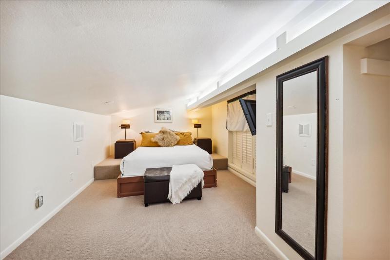 Snowflake Lookout: Ski In/Out Breckenridge Townhome with Hot Tub - image 32