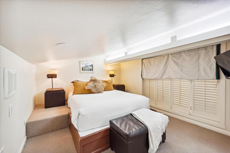 Snowflake Lookout: Ski In/Out Breckenridge Townhome with Hot Tub - image 23
