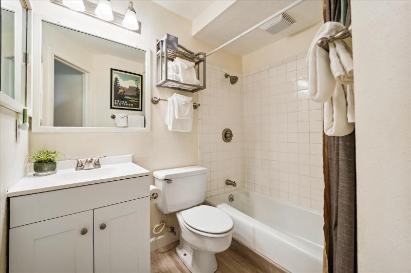 Snowflake Lookout: Ski In/Out Breckenridge Townhome with Hot Tub - image 16