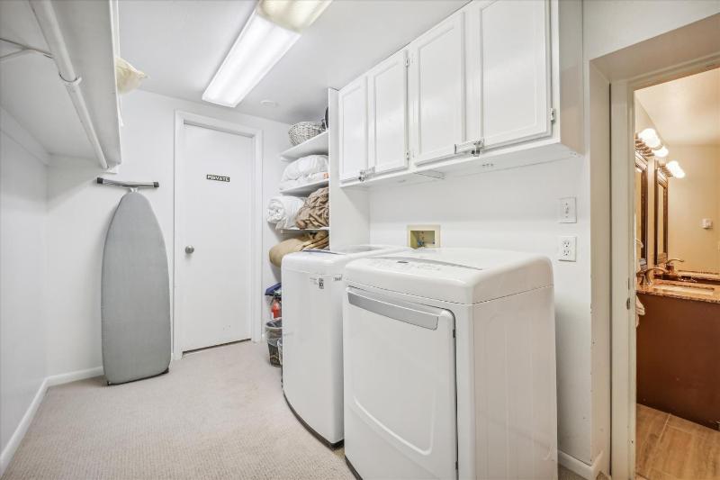 Snowflake Lookout: Ski In/Out Breckenridge Townhome with Hot Tub - image 9