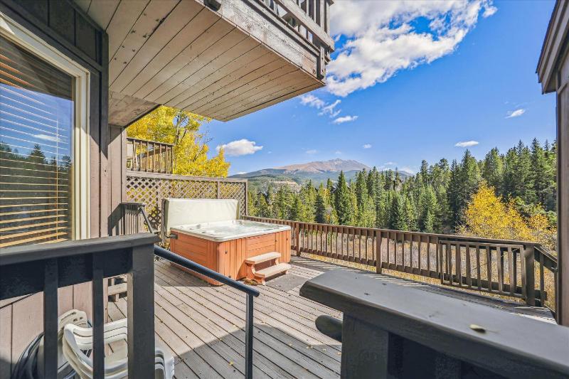 Snowflake Lookout: Ski In/Out Breckenridge Townhome with Hot Tub - image 13