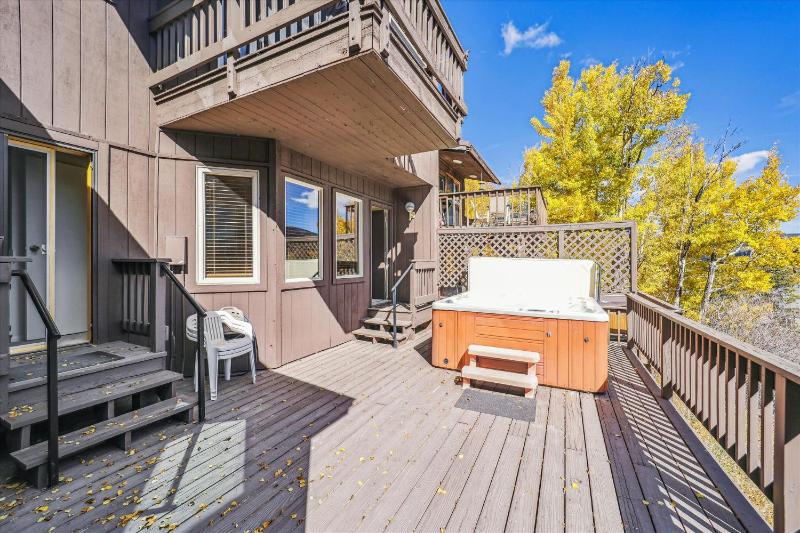 Snowflake Lookout: Ski In/Out Breckenridge Townhome with Hot Tub - image 47