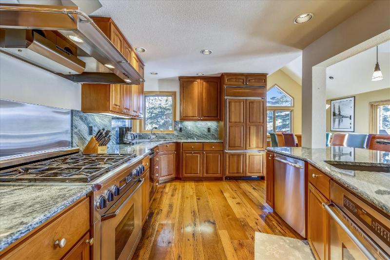 The Duck House: Ski In / Out Breckenridge Home with Hot Tub and Sauna - image 5