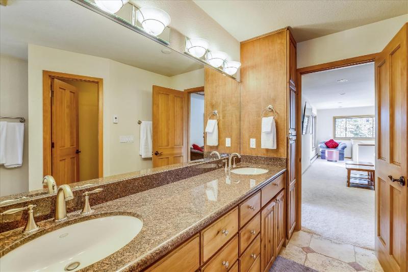 The Duck House: Ski In / Out Breckenridge Home with Hot Tub and Sauna - image 49