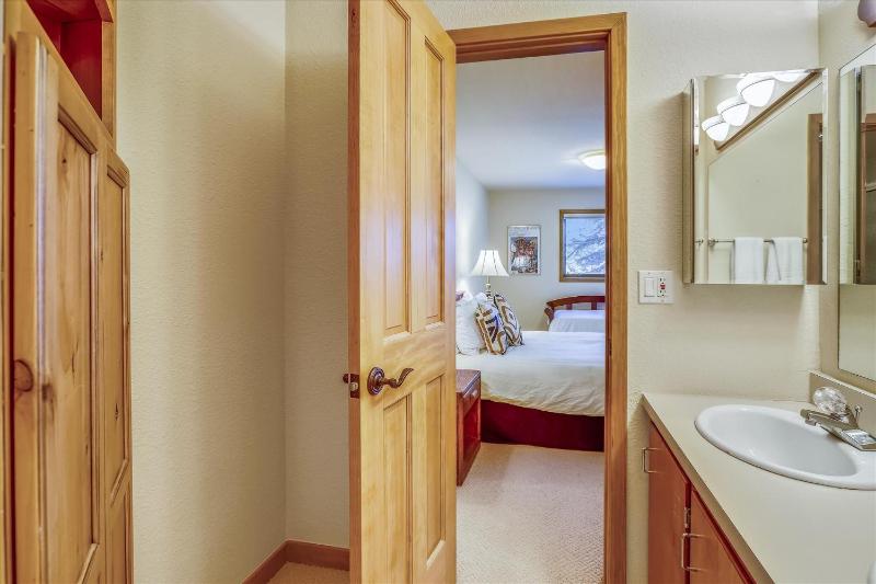 The Duck House: Ski In / Out Breckenridge Home with Hot Tub and Sauna - image 29