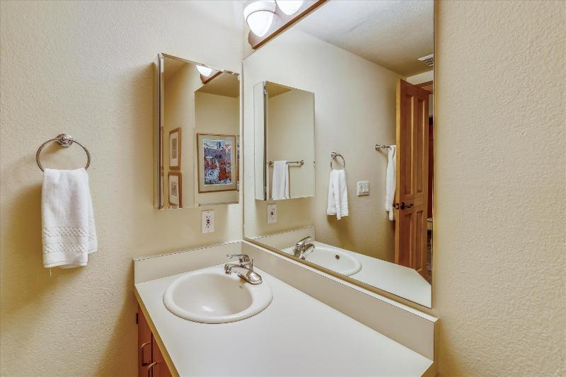 The Duck House: Ski In / Out Breckenridge Home with Hot Tub and Sauna - image 10