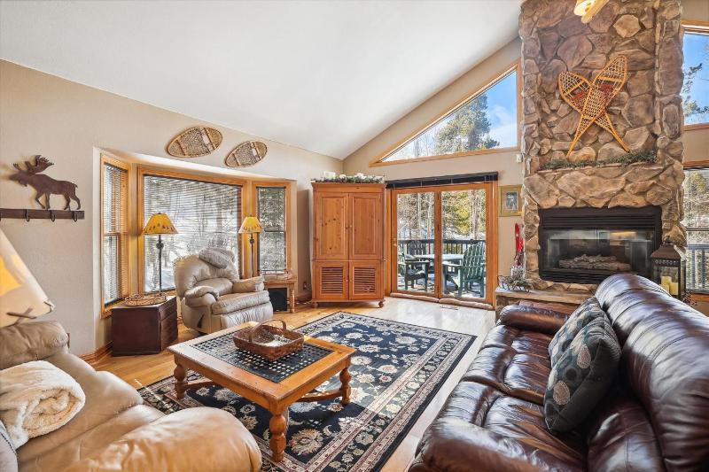 Wildwood Peaks: Secluded Breckenridge Cabin with Hot Tub and Ski Area Views - image 2