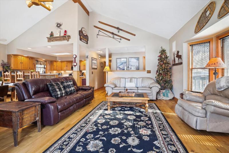 Wildwood Peaks: Secluded Breckenridge Cabin with Hot Tub and Ski Area Views - image 22