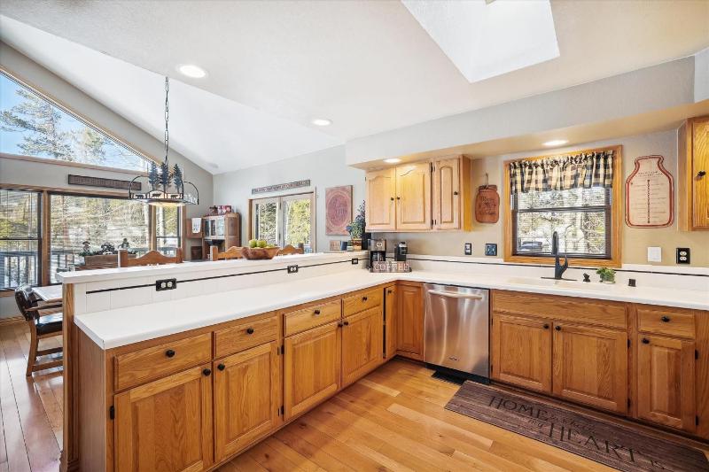 Wildwood Peaks: Secluded Breckenridge Cabin with Hot Tub and Ski Area Views - image 40