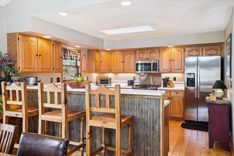 Wildwood Peaks: Secluded Breckenridge Cabin with Hot Tub and Ski Area Views - image 5