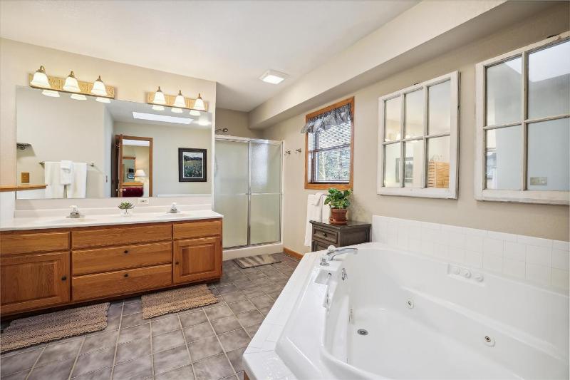 Wildwood Peaks: Secluded Breckenridge Cabin with Hot Tub and Ski Area Views - image 18