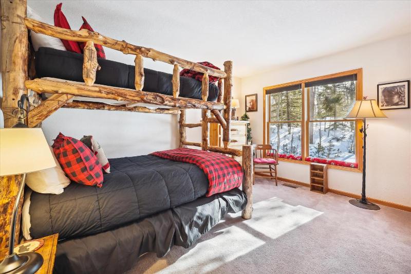Wildwood Peaks: Secluded Breckenridge Cabin with Hot Tub and Ski Area Views - image 38