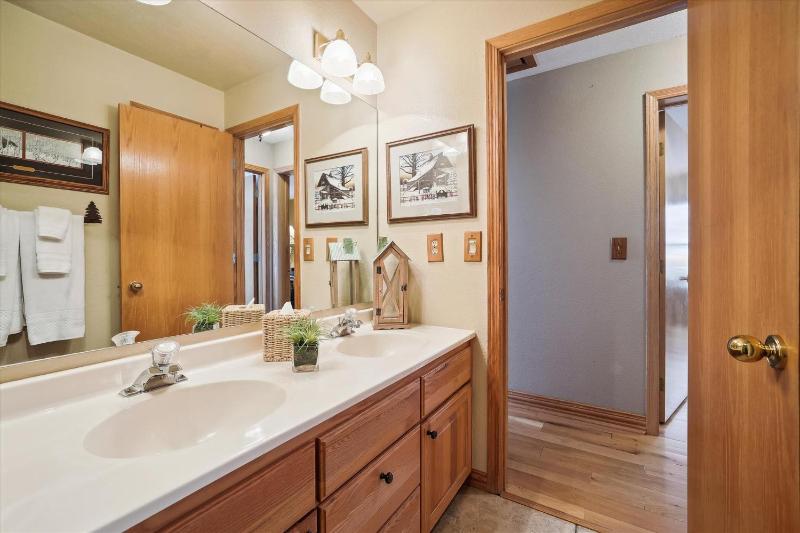 Wildwood Peaks: Secluded Breckenridge Cabin with Hot Tub and Ski Area Views - image 36