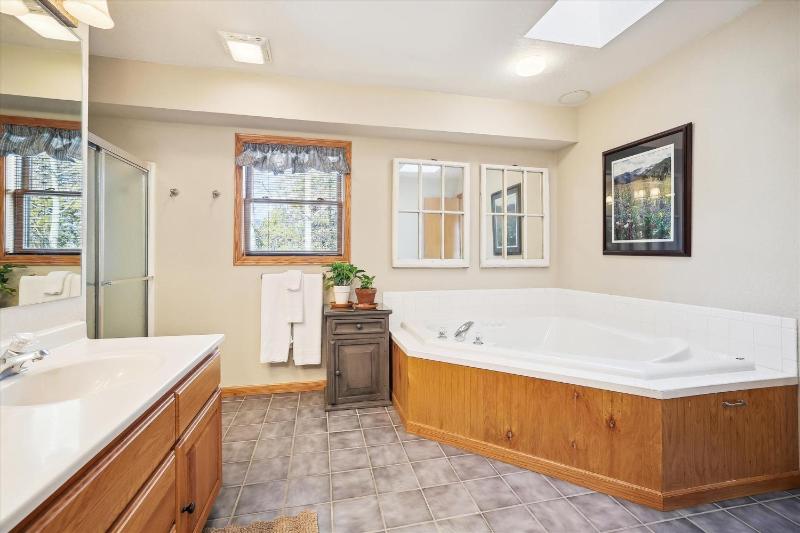 Wildwood Peaks: Secluded Breckenridge Cabin with Hot Tub and Ski Area Views - image 24