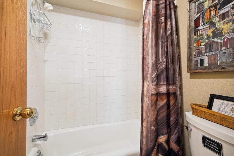 Wildwood Peaks: Secluded Breckenridge Cabin with Hot Tub and Ski Area Views - image 16