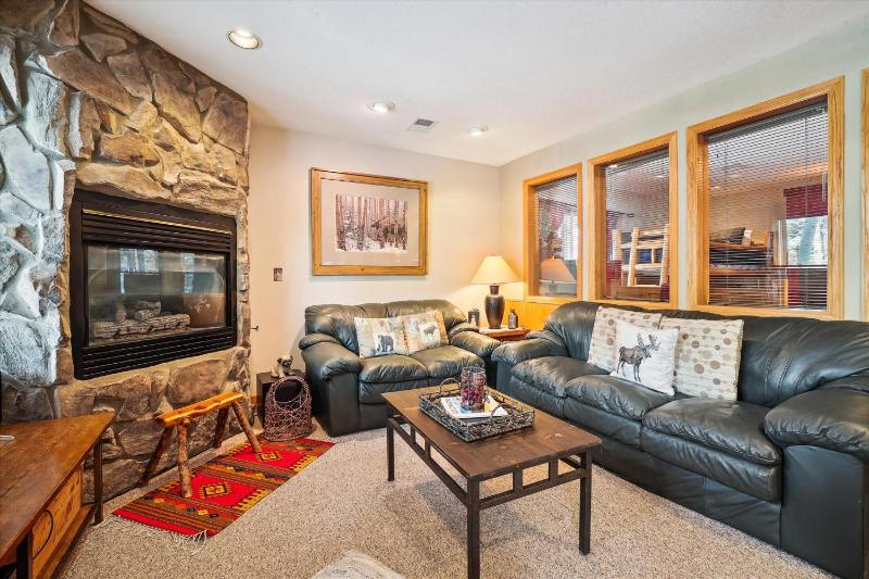 Wildwood Peaks: Secluded Breckenridge Cabin with Hot Tub and Ski Area Views - image 8