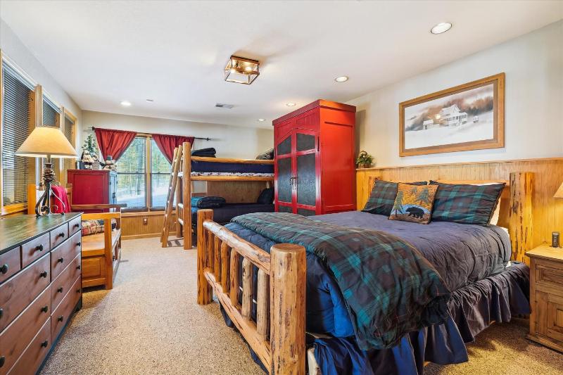 Wildwood Peaks: Secluded Breckenridge Cabin with Hot Tub and Ski Area Views - image 33