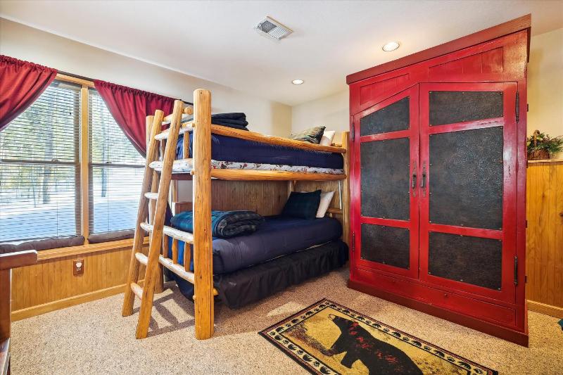 Wildwood Peaks: Secluded Breckenridge Cabin with Hot Tub and Ski Area Views - image 15