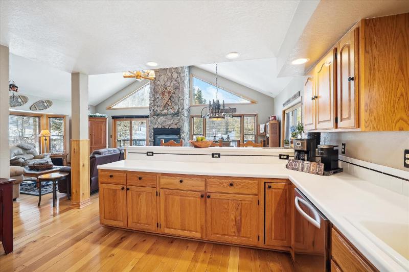 Wildwood Peaks: Secluded Breckenridge Cabin with Hot Tub and Ski Area Views - image 47