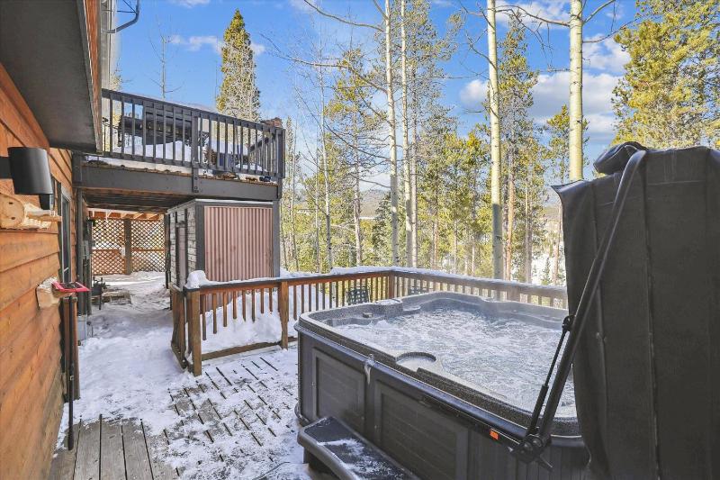Wildwood Peaks: Secluded Breckenridge Cabin with Hot Tub and Ski Area Views - image 14