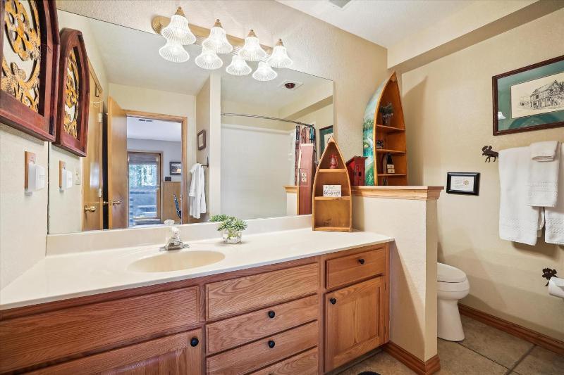 Wildwood Peaks: Secluded Breckenridge Cabin with Hot Tub and Ski Area Views - image 10