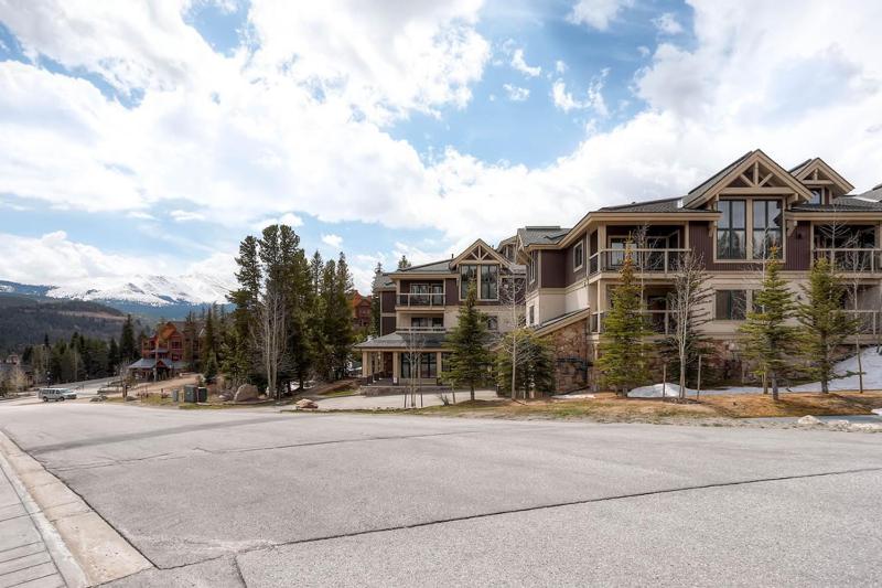 Tyra Riverbend 111: Ski In/Out Breckenridge Condo with Hot Tubs - image 4