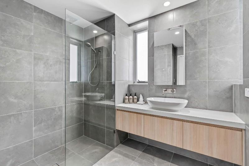 Beachside Bliss - Sea Views & 300m to Kings Beach - image 9