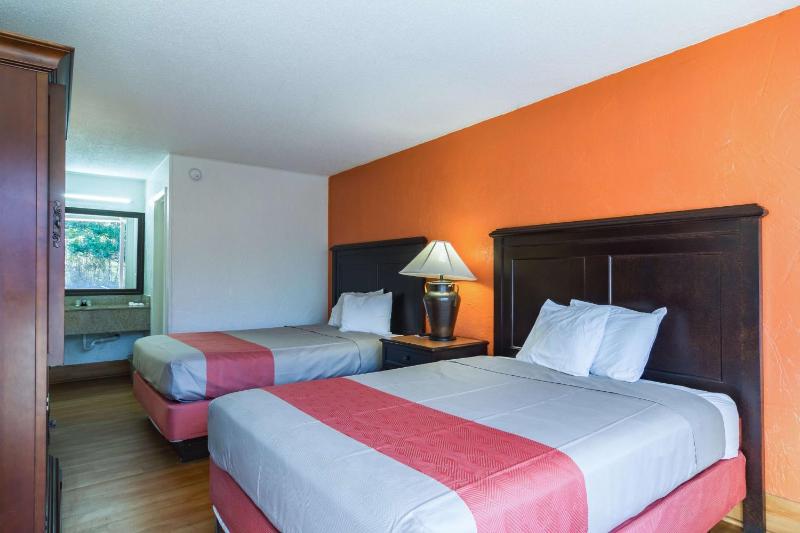 Queen Room with Two Queen Beds - Non-Smoking image 4